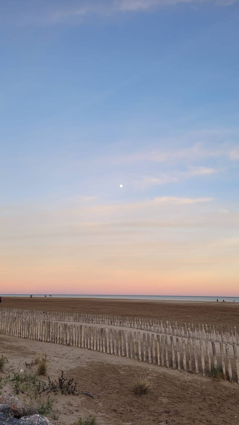 Plage de Gruissan, lune au crépuscule — RACONTE, stratégie de marque bord de mer